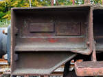 ANF Industrie Fabrikschild an dem vierachsigen offenen Drehgestell-Schüttgutwagen mit dosierbarer Schwerkraftentladung, 31 80 6940 387 D-DB, Gattung Facs 124 (ex DR Gattung Eads-y), der DB Cargo AG, am 12 Oktober 2025, eingereiht in einen Schotterzug, im Bahnhof Herdorf.

Die DR ließ zwischen 1978 und 1980 bei der französischen Firma Ateliers de construction du Nord de la France, abgekürzt ANF Industrie, auch bekannt unter Markenname „Blanc-Misseron“, über 1.450 vierachsige offene Selbstentladewagen mit vier Kammern bauen, die zunächst als Eads-y (5970) eingereiht werden. Die ANF Industrie mit Sitz in der französischen Kleinstadt Crespin im Département Nord (an der Grenze zu Belgien), wurde 1990 von Bombardier Transportation übernommen, 2021 übernahm dann Alstom das Werk von Bombardier Transportation.