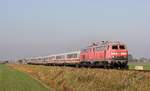 218 825-8(REV/HB X/10.08.15) und die Karlsruher 218 208-7(REV/MMF/22.02.18) mit dem IC 2375 aufgenommen am B� Triangel kurz vor Nieb�ll.