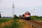 DB 232 241-0 steht hier mit seinem Güterzug aus Esbjerg kurz vor Niebüll und wartet auf Einfahrt.
