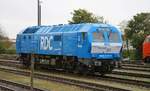 Die ehemalige NOB  Kinderlok DE 2700-03 präsentiert sich in der neuen blauen RDC Farbgebung,  Niebüll Gbf 17.10.2023  