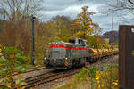 Die Vossloh G 12 – 4120 001-7 „Karl August“ (92 80 4120 001-7 D-KAF) der KAF Falkenhahn Bau AG (Kreuztal) steht am 02.11.2020 mit einem Kippwagenzug (Kippwagen MK 45 DH „LW-Kipper“, der Gattung Rlps) auf Gleis 2 im Bahnhof Herdorf. Der Zug wird von einem ZW-Bagger mit dem Aushub (Altschotter) von Gleis 4 beladen. Der Altschotter  wird später zum Recycling nach Bochum abgefahren.  

Übrigens, die Lok trägt den Namen des Firmengründers Karl August Falkenhahn, der die Baufirma 1919 in Kreuztal gründete. Die G12 wurde 2010 von Vossloh in Kiel unter der Fabriknummer 5001919, als Prototyp, gebaut und bereits auf der InnoTrans 2010 präsentiert, 2014 konnte ich sie selbst auf der InnoTrans 2014 als SLG Spitzke G 12 - SP - 012 (92 80 4120 001-7 D-VL) sehen und ablichten. Im Jahr 2017 wurde die Lok an die KAF Falkenhahn Bau AG (Kreuztal) verkauft. Aus Fachkreisen kann man hören dass es wohl nicht so ein guter Wurf war und so bleibt diese G 12 wohl ein Einzelstück. Lediglich von der diesel-elektrischen Variante (DE 12) wurden bisher 5 Stück gebaut. Die leistungsstärkere Serie G18 / DE 18 ist erheblich erfolgreicher.

Die G 12 wie auch die G 18 sind neue dieselhydraulische Lokomotiven der fünften Generation für den schweren Rangier- und Streckendienst von Vossloh Locomotives. Die G 12 mit 1.200 kW sowie die G 18 mit 1.800 kW. Angetrieben werden die Vierachser von den optimierten Turbo-Flex-Getrieben von Voith. Ein neues Drei-Wandler-Getriebe verbessert den Wirkungsgrad und ist mit einem leistungsfähigen Retarder zum verschleißfreien Bremsen ausgerüstet. Das Gesamtgewicht der Loks kann flexibel zwischen 80 und 90 t ausgelegt werden.

Technische Daten:
Spurweite: 1.435 mm
Achsanordung: B‘B‘
Höchstgeschwindigkeit: 100 km/h
Dieselmotorleistung: max. 1.200 kW
Dieselmotor: MTU 8V 4000 R43 (L)
Dieselmotordrehzahl 1.800 min-1
Abgasvorschriften: EU/2004/26 Stufe IIIA/prepared for stage IIIB
Anfahrzugkraft: 259 kN
Dienstgewicht: 80 t
Raddurchmesser: 1.000 mm (neu) / 920 mm (abgenutzt)
Länge über Puffer : 17.000 mm
Größte Höhe: 4.310 mm
Größte Breite: 3.080 mm
Drehzapfenabstand: 8.100 mm
Achsabstand im Drehgestell: 2.400 mm
Strömungsgetriebe: Voith L 4r4 zseU2
Hydrodynamische Bremsleistung: max. 1.000 kW
Kleinster befahrbarer Bogenradius: 55 m

