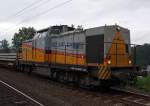   203 005  Starker Anton  (92 80 1202 624-3 D-DLI) der Die-Lei GmbH (Kassel) rangiert am 30.07.2011 in Wilnsdorf-Rudersdorf (KBS 445) einen Schwellenzug.
