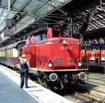 212 007-9 (V100.20) mit historische Rheingoldwagen auf  Sonderfahrten  Rund um K�ln  ist am 14.08.2010  in den Hauptbahnhof K�ln eingefahren.