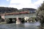 212 mit Holzzug auf der Rheinbrücke bei Koblenz CH und auf der DB-Seite Waldshut am 23.08.1980.