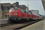 Die 218 414-1 wartet mit ihrem RE nach Wissembourg auf die baldige Abfahrt in Koblenz.