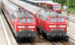 218 393-7 und 218 250-8 sowie im Hintergrun 650 317-1 warten im Bahnhof Memmingen auf die Ausfahrtfreigabe am 21.09.2009.