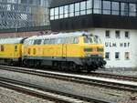 218 477-8 DB Netzinstandhaltung im Hbf Ulm am 06.04.2019.