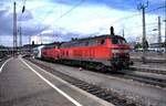 218 426-5 mit Zusatzlampen und eine weitere 218 mit Dosto-Wagen in Ulm am 14.09.2001.