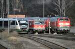 VT der Vogtlandbahn und 614 071-9 und 218 005-7 in Marktredwitz am 06.11.2002.