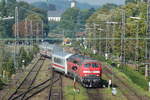 218 194 und eine weitere 218 mit IC auf der Einfahrt nach Lindau über den Bodenseedamm am 30.08.2008.