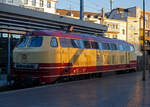 Die 218 105-5 (92 80 1218 105-5 D-NESA) der NeSA Eisenbahn-Betriebsgesellschaft Neckar-Schwarzwald-Alb mbH (Rottweil), in den, TEE-Farben purpurrot/beige.
