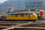 Eine ex DB V 200.0 (DB 220 029-3) in Italien......
Die D220.029 ER der  GCF Generale Costruzioni Ferroviarie S.p.A., ex DB 220 029-3, ex DB V 200 029, ist am 26.03.2022 mit einem Bauzug im Bahnhof Bozen (Stazione di Bolzano). Die Lok ist bei der RFI registriert als IT RFI 270579-3, in Italien werden Diesellos im Baudienst als 270xxx registriert.

Die V 200.0 wurde 1956 von der Krauss-Maffei AG in München-Allach unter der Fabriknummer 18273 gebaut und als V 200 029 an die Deutsche Bundesbahn geliefert. Zum 01.01.1968 erfolgte die Umzeichnung in DB 220 029-3, als diese fuhr sie bis zur Ausmusterung 1984 und sie ging über einen Händler nach Italien an die Impresa Veltri (Campoleone) als T5719. Im Von 2003 bis 2006 war sie dann bei der Ferrovie Emilia Romagna S.r.l. (Bologna) als D 220.029 ER (92 83 2220 029-8 I-FER). Nun ist sie im Bauzugdienst bei der Italienischen Firma  GCF - Generale Costruzioni Ferroviarie S.p.A.. Die GCF besitzt 9 dieser ex DB V 200.0, die Firma gehört zusammen mit ihrem Schwesterunternehmen GEFER zu den Weltmarktführern im Bereich Eisenbahnoberbau. 

Die DB-Baureihe V 200.0 war eine der ersten Diesel-Streckenlokomotiven der Deutschen Bundesbahn. Die V 200 beförderte hochwertige Schnellzüge auf allen wichtigen Hauptstrecken. Durch die fortschreitende Elektrifizierung wurden die Maschinen jedoch aus diesen Diensten nach und nach verdrängt. Im Betrieb wurden die V 200.0 durch steigende Zuglasten öfter überfordert, so dass es zu Schäden kam. Die Deutsche Bundesbahn stellte daher ab 1962 die stärkere Baureihe V 200.1 (später Baureihe 221) in Dienst.

Die V 200 hatte zwei schnelllaufende V12-Dieselmotoren mit hydraulischer Kraftübertragung. Beide Antriebsgruppen waren unabhängig voneinander. Jeder Motor trieb dabei über einen Drehmomentwandler eines der beiden Drehgestelle an. Die Höchstgeschwindigkeit betrug 140 km/h. Es kamen zwei Motorentypen von Maybach-Motorenbau (Maybach MD 650) und Mercedes-Benz (MB 12 V 493 TZ) sowie zwei Getriebetypen von Maybach und Voith zum Einsatz. Motoren und Getriebe waren so konstruiert, dass sie freizügig zwischen der V 200, der V 100.10, der V 80 sowie den Dieseltriebwagen-Baureihen VT 08, VT 11 und VT 12 getauscht werden konnten. 

Die Schaltpunkte der beiden Getriebe sind leicht zueinander versetzt, um beim Gangwechsel zu starke Rucke im Zug zu vermeiden. Während das Maybach-Mekydro-Getriebe K 104 über nur einen Drehmomentwandler und vier mechanische Gänge verfügte, wurde der Gangwechsel im Dreigang-Getriebe Voith L306 durch Umschaltung zwischen drei unterschiedlich dimensionierten Drehmomentwandlern realisiert.

Die Getriebe sind unter den Führerständen montiert. Die Anlasslichtmaschinen befinden sich unmittelbar über den Pufferbohlen. Sie sind über einen Durchtrieb des Getriebes mit dem Dieselmotor verbunden. Die Lokomotiven verfügen zwischen den beiden Führerständen über nur einen Maschinenraum-Seitengang. Auf der gegenüberliegenden Seite sind einige Hilfsbetriebe untergebracht. Unmittelbar hinter den Führerständen sind die Motoren angeordnet. Der Dampfkessel für die Zugheizung befindet sich in Lokmitte. Zum Ausbau der Großgeräte verfügt das Dach über abnehmbare Hauben.

Der Heizkessel dient der Vorwärmung der Maschinenanlage und der Versorgung des Wagenzuges mit Heizdampf. 

Als Führerbremsventil ist bei den Serienloks ein D2-Selbstregler eingebaut, bei der Vorserie ein Knorr Nr. 10. Die indirekte Druckluftbremse entspricht der mehrlösigen Bauart Westinghouse. 

Die Lokomotiven besaßen die „Vielfachsteuerung Bauart 1949“ und waren damit wendezug- und mehrfachtraktionsfähig. Technisch konnten damit bis zu drei Lokomotiven gemeinsam gesteuert werden. An Sicherheitseinrichtungen waren von Anfang an Indusi I 54 und eine Zeit-Weg-Sifa vorhanden. Ebenfalls der Sicherheit dienten eine Brandmeldeanlage und die Möglichkeit, das Kesselspeisewasser zum Feuerlöschen einzusetzen.

TECHNISCHE DATEN (Serie):
Gebaute Stückzahl:  86 (davon 5 Vorserien Loks)
Spurweite: 1.435 mm
Achsformel:  B’B’
Länge über Puffer:  18.530 mm
Drehzapfenabstand:  11.500 mm
Achsabstand im Drehgestell: 3.200 mm
Treibraddurchmesser: 950 mm (neu)
Gewicht:  72 t
Höchstgeschwindigkeit:  90 km/h (heut in Italien) /140 km/h (ursprünglich)
Leistung: 1.768 kW (2x 884 kW / 2x 1200 PS)
Anfahrzugkraft: 235 kN
Dauerzugkraft: 177 kN
Motorbauart: 2 × V12-Zylinder-Diesel
Motor-Nenndrehzahl: 1.500 U/min
Leistungsübertragung:  hydraulisch
Kleister befahrbarer Gleisbogen: R = 100 m
Bremse: Freno WU G-P
