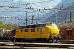Die D220.029 ER der GCF Generale Costruzioni Ferroviarie S.p.A., ex DB 220 029-3, ex DB V 200 029, ist am 26.03.2022 mit einem Bauzug im Bahnhof Bozen (Stazione di Bolzano). Die Lok ist bei der RFI registriert als IT RFI 270579-3, in Italien werden Diesellos im Baudienst als 270xxx registriert. Hier in Italien sind sie noch im Einsatz, die ex DB V 200.0 (BR 220).

Die V 200.0 wurde 1956 von der Krauss-Maffei AG in München-Allach unter der Fabriknummer 18273 gebaut und als V 200 029 an die Deutsche Bundesbahn geliefert. Zum 01.01.1968 erfolgte die Umzeichnung in DB 220 029-3, als diese fuhr sie bis zur Ausmusterung 1984 und sie ging über einen Händler nach Italien an die Impresa Veltri (Campoleone) als T5719. Im Von 2003 bis 2006 war sie dann bei der Ferrovie Emilia Romagna S.r.l. (Bologna) als D 220.029 ER (92 83 2220 029-8 I-FER). Nun ist sie im Bauzugdienst bei der Italienischen Firma  GCF - Generale Costruzioni Ferroviarie S.p.A.. Die GCF besitzt 9 dieser ex DB V 200.0, die Firma gehört zusammen mit ihrem Schwesterunternehmen GEFER zu den Weltmarktführern im Bereich Eisenbahnoberbau. 

Die DB-Baureihe V 200.0 war eine der ersten Diesel-Streckenlokomotiven der Deutschen Bundesbahn. Die V 200 beförderte hochwertige Schnellzüge auf allen wichtigen Hauptstrecken. Durch die fortschreitende Elektrifizierung wurden die Maschinen jedoch aus diesen Diensten nach und nach verdrängt. Im Betrieb wurden die V 200.0 durch steigende Zuglasten öfter überfordert, so dass es zu Schäden kam. Die Deutsche Bundesbahn stellte daher ab 1962 die stärkere Baureihe V 200.1 (später Baureihe 221) in Dienst.

Die V 200 hatte zwei schnelllaufende V12-Dieselmotoren mit hydraulischer Kraftübertragung. Beide Antriebsgruppen waren unabhängig voneinander. Jeder Motor trieb dabei über einen Drehmomentwandler eines der beiden Drehgestelle an. Die Höchstgeschwindigkeit betrug 140 km/h. Es kamen zwei Motorentypen von Maybach-Motorenbau (Maybach MD 650) und Mercedes-Benz (MB 12 V 493 TZ) sowie zwei Getriebetypen von Maybach und Voith zum Einsatz. Motoren und Getriebe waren so konstruiert, dass sie freizügig zwischen der V 200, der V 100.10, der V 80 sowie den Dieseltriebwagen-Baureihen VT 08, VT 11 und VT 12 getauscht werden konnten. 

Die Schaltpunkte der beiden Getriebe sind leicht zueinander versetzt, um beim Gangwechsel zu starke Rucke im Zug zu vermeiden. Während das Maybach-Mekydro-Getriebe K 104 über nur einen Drehmomentwandler und vier mechanische Gänge verfügte, wurde der Gangwechsel im Dreigang-Getriebe Voith L306 durch Umschaltung zwischen drei unterschiedlich dimensionierten Drehmomentwandlern realisiert.

Die Getriebe sind unter den Führerständen montiert. Die Anlasslichtmaschinen befinden sich unmittelbar über den Pufferbohlen. Sie sind über einen Durchtrieb des Getriebes mit dem Dieselmotor verbunden. Die Lokomotiven verfügen zwischen den beiden Führerständen über nur einen Maschinenraum-Seitengang. Auf der gegenüberliegenden Seite sind einige Hilfsbetriebe untergebracht. Unmittelbar hinter den Führerständen sind die Motoren angeordnet. Der Dampfkessel für die Zugheizung befindet sich in Lokmitte. Zum Ausbau der Großgeräte verfügt das Dach über abnehmbare Hauben.

Der Heizkessel dient der Vorwärmung der Maschinenanlage und der Versorgung des Wagenzuges mit Heizdampf. 

Als Führerbremsventil ist bei den Serienloks ein D2-Selbstregler eingebaut, bei der Vorserie ein Knorr Nr. 10. Die indirekte Druckluftbremse entspricht der mehrlösigen Bauart Westinghouse. 

Die Lokomotiven besaßen die „Vielfachsteuerung Bauart 1949“ und waren damit wendezug- und mehrfachtraktionsfähig. Technisch konnten damit bis zu drei Lokomotiven gemeinsam gesteuert werden. An Sicherheitseinrichtungen waren von Anfang an Indusi I 54 und eine Zeit-Weg-Sifa vorhanden. Ebenfalls der Sicherheit dienten eine Brandmeldeanlage und die Möglichkeit, das Kesselspeisewasser zum Feuerlöschen einzusetzen.

TECHNISCHE DATEN (Serie):
Gebaute Stückzahl:  86 (davon 5 Vorserien Loks)
Spurweite: 1.435 mm
Achsformel:  B’B’
Länge über Puffer:  18.530 mm
Drehzapfenabstand:  11.500 mm
Achsabstand im Drehgestell: 3.200 mm
Treibraddurchmesser: 950 mm (neu)
Gewicht:  72 t
Höchstgeschwindigkeit:  90 km/h (heut in Italien) /140 km/h (ursprünglich)
Leistung: 1.768 kW (2x 884 kW / 2x 1200 PS)
Anfahrzugkraft: 235 kN
Dauerzugkraft: 177 kN
Motorbauart: 2 × V12-Zylinder-Diesel
Motor-Nenndrehzahl: 1.500 U/min
Leistungsübertragung:  hydraulisch
Kleister befahrbarer Gleisbogen: R = 100 m
Bremse: Freno WU G-P