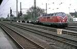 221 134-0 mit Stahlzug in Duisburg-Styrum am 29.04.1983.
