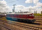 Aus dem IC heraus, daher leider etwas mit Spiegelungen......
Die „Ludmilla“ 232 068-7 (92 80 1232 068-7 D-SLRS) der Salzland Rail Service GmbH (Bernburg/Saale), Eigent�mer ist jedoch die N�rnberger Leasing GmbH, steht am 30.04.2022 beim Bahnhof Hamm (Westf.).

Die Ludmilla bzw. V 300 wurde 1974 von LTS (Luhanskyj Teplowosobudiwnyj Sawod , auch bekannt als Lokomotivfabrik Lugansk (ehemals Woroschilowgrad) unter der Fabriknummer 0258 gebaut und als DR 132 068-8 an die Deutsche Reichsbahn (DR) geliefert. Zum 01.01.1992 erfolgte die Umzeichnung in DR 232 068-7 und zum 01.01.1994 dann in DB 232 068-7. Im Jahre 2005 wurde sie bei der DB Cargo ausgemustert und sie ging an die Tochter MEG - Mitteldeutsche Eisenbahn GmbH als Lok 313, 2017 ging sie an die Leipziger Eisenbahnverkehrsgesellschaft mbH (LEG) und im April 2022 ging sie �ber die N�rnberger Leasing GmbH an die Salzland Rail Service GmbH.
