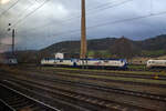 Die DE 2700-01 (92 80 1251 001-4D-BEBRA) und DE 2700-10 (92 80 1251 010-5 D-BEBRA) beide der HGL - Holzlogistik und G�terbahn GmbH, Bebra / Pronto Rail stehen am 08 Dezember 2020 bei der Werkstatt der