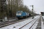 RDC 2700-03 zieht am 16 Februar 2026  ein Sylt-Shuttle aus Niebüll und passiert dabei noch die Formsignale.