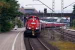 Gravita: Die rote Gravita 261 077 2 auf Rangierfahrt mit einem Autozug in HAMBURG HARBURG am 14.