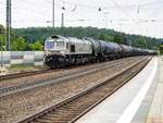 Class 66 DE 670 von Rhein Cargo mit Kesselwagenganzzug in Amstetten am 30.05.2020.