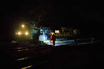 Die 271 006-9 „Julius“ (92 80 1271 006-9 D-KAF), eine Vossloh G 1000 BB, der KAF - Falkenhahn Bau AG (Kreuztal) hat am Abend des 10 Oktober 2025 auf Gleis 4, mit einem Kranzug der Hering