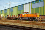 Die DEW 7 (Lok 7 der Deutschen Edelstahlwerke GmbH), zuvor Edelstahlwerke Südwestfalen, rangiert am 26.10.209, mit einem sechsachsigen Drehgestellflachwagen am Haken, vom Anschlussgleis zurück aufs Werksgelände in Siegen-Geisweid.

Die Lok ist eine Mak G 1203 BB und wurde1986 unter der Fabriknummer 1000808 in Kiel gebaut und an die Krupp Stahl AG, Werk Siegen-Geisweid, gelieferet. 

Die Lokomotive MaK G 1203 BB ist eine dieselhydraulische Lokomotive, die von der Maschinenbau Kiel (MaK) gebaut wurde, die Achsfolge ist B’B’. Sie erreicht eine maximale Geschwindigkeit von bis zu 70 km/h. Eingebaut wurden Motoren von MTU (745 kW) und für sechs Exporte nach Gabun mit amerikanischen Cummins-Motoren (761 kW). Die MaK G 1203 BB wurde zwischen 1982 und 1991 in 25 Exemplaren gebaut. Sie gingen an 14 verschiedene Eisenbahnbetreiber in Deutschland. Eine Lok ging nach Schweden und sechs nach Gabun .

Im Deutschen Fahrzeugeinstellungsregister wurde für diese Bauart die Baureihennummer 98 80 0273 vergeben.

TECHNISCHE DATEN:
Spurweite: 1435 mm
Achsfolge: B´B´
Länge über Puffer 12.500 mm
Drehzapfenabstand: 5.800 mm
Achsabstand im Drehgestell: 2.400 mm
größte Breite: 3.100 mm
größte Höhe über Schienenoberkante: 4.220 mm
kleinster befahrbarer Gleisbogen: 60 m
Dienstgewicht: 88 t
Kraftstoffvorrat: 2500 l
Motor : MTU, Typ 8V 396
Leistung: 745 kW
Drehzahl: 1800 1/min
Getriebe: Voith, Typ L4r4zU2     

