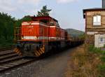 WLE (Westf�lische Landes-Eisenbahn) Lok 51 (eine MaK G 1206) mit leeren G�terzug  (Schwerlastwagen) musste am 09.08.2012 im Bf Herdorf den Gegenverkehr abwarten, nun geht es weiter in Richtung