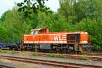   Die WLE (Westfälische Landes-Eisenbahn) Lok 51  Kreis Warendorf  (eine MaK G 1206) hat am 03.06.2014 mit leeren Güterzug (Schwerlastwagen) im Bahnhof Herdorf Hp 0.