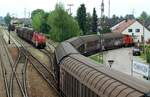 294 863-6 mit Teleskop-Wagen und Wieland-Lok W 511 mit Schiebewandwagen auf dem Weg ins Werk in V�hringen am 11.05.2009.