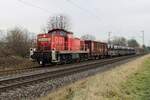 Am 3 April 2025 zieht 294 758 ein Stahlzug durch Karst an der Fotograf vorbei. Dieser vom offentlicher Füsspfad zugangiger Stelle liegt an der Strecke (Krefeld-) Meerbusch-Osterrath<=>Neuss Hbf.