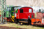 Die Kö 0206 (eine Kö I in verstärkte Einheitsbauart 1935, spätere DB BR 311), heute Eigentum der Herborner Eisenbahnverein e. V., hier am 20 Juli 2013 in Herborn.  

Die Kö I wurde 1935 von der Gmeinder & Co. GmbH, Lokomotiv- und Maschinenfabrik in Mosbach (Baden) unter der Fabriknummer 1255 gebaut und an die DRG - Deutsche Reichsbahn-Gesellschaft (BW Fulda) geliefert. Von 1949 bis 1964 lief sie bei der Deutsche Bundesbahn als DB Kö 0206. Am 08.10.1964 erfolgte die	Ausmusterung in Fulda und 1965 wurde sie an die BAG - Basalt AG (Linz) verkauft und war im Werk Stöffel in Enspel (Westerwald) im Einsatz. Im April 1996 ging sie an den Verein Bahnbetriebswerk Dillenburg e. V. in Herborn, zum 01.01.2008 	wurde aus dem Verein der Herborner Eisenbahnverein e. V.. 

DR-Kleinlokomotive Leistungsgruppe I (Kö I):
Kleinlokomotiven der Leistungsgruppe I wurden als Kleinlokomotiven mit geringem Gewicht und geringer Antriebsleistung (bis 39 PS / 28,6 kW) von der Deutschen Reichsbahn-Gesellschaft (DRG) für leichte Rangieraufgaben ab 1930 angeschafft. Diese Rangierlokomotiven mit Verbrennungsmotoren waren nur für den Einsatz auf Bahnhöfen vorgesehen und sollten diese Bahnanlage auch nicht verlassen.

Für die Kennzeichnung von Kleinlokomotiven wurde 1931 von der DRG der Stammbuchstabe „K“ eingeführt, diesem folgte ein Index für den verwendete Antriebsart: „a“ Akku, „b“ (Benzol) stand für Antrieb durch Vergasermotor und „ö“ (Öl) für Antrieb durch Dieselmotoren. Die Kleinlokomotiven wurden aufgrund der geringen Motorleistung der „Leistungsgruppe I“ zugeordnet und erhielten den Nummernbereich von 0001 bis 3999. Da nur sehr wenige Lokomotiven mit Vergasermotoren (Kb) ausgeliefert wurden, wurde die Bezeichnung Kö I, K=Kleinlokomotive, ö=Dieselmotor, Leistungsgruppe I, am gebräuchlichsten. Bei der Deutschen Bundesbahn wurden sie ab 1968 als Baureihe 311 geführt und bei der Deutschen Reichsbahn 1970 als Baureihe 100.0.

Während die DRG schon 1931 für die Lokomotiven der Leistungsgruppe II einige Abmessungen vorgab, bestellte sie in der Leistungsgruppe I von 1931 bis 1932 zunächst die vom Hersteller angebotenen Kleinlokomotiven, wie sie für Werkbahnen im Programm waren, um den Beschaffungspreis niedrig zu halten. Diese Versuchs- und Vorauslokomotiven wurden in kleinen Serien von Arnold Jung Lokomotivfabrik, Orenstein & Koppel, Windhoff Bahn- und Anlagentechnik und Gmeinder & Co. geliefert und als Kö bzw. Kb 0003–0027 eingereiht. In diesem Nummernkreis befand sich auch je ein Einzelstück der Firma Breuer Werk AG und der Firma Smoschewer.

In den folgenden zwei Jahren 1933 und 1934 kamen aufgrund der bisher gesammelten Erfahrungen im Rahmen eines ersten Beschaffungsprogramms zur Kö I mit den Rangierlokomotiven Kö 0028–0104 überwiegend nur noch die Firmen Gmeinder und Windhoff zum Zuge. Lediglich Kö 0042–Kö 0049 lieferte die Firma Jung. Mit der Nummer Kö 0080 kam aus dem Hause Gmeinder ein erstes Muster der Einheitsbauart 1934.

Einheitsbauarten:
Erst als sich zeigte, dass auch der Einsatz der Lokomotiven der Leistungsgruppe I wirtschaftlich war, entwickelte die Arbeitsgemeinschaft Motor-Kleinlokomotiven eine Einheitsbauart für die DRG.

Diese „Einheitsbauart 1934“ wurde stark an die letzten Lieferungen von Gmeinder angelehnt. Die DRG bestellte in der zweiten Jahreshälfte 1934 zunächst 80 Kleinloks der Einheitsbauart 1934 (Kö 0105 - Kö 0184), wobei erstmals die Maschinenfabrik Esslingen mit einer größeren Anzahl vertreten war. Dabei wurden alle Bauteile der Kleinlokomotive, außer den Dieselmotoren, standardisiert. Der Bedienerstand der Lokomotiven war seitlich offen, alle Bedienelemente waren auf beiden Seiten der Lok angeordnet. Um die Beschaffungskosten im Vergleich zu den Kleinlokomotiven der Leistungsgruppe II möglichst niedrig zu halten, wurde der Rahmen durchgehend in derselben Höhe durchgezogen. Die Seitenbleche des Außenrahmens hatten eine Stärke von nur 10 mm. Die Räder waren als Schalenhartgußräder ohne Radreifen ausgeführt und die Achswelle in einfachen Gleitlagern geführt. Die Kleinlokomotiven besaßen Puffer und eine sehr einfache Rangierkupplung, die selbsttätig gekuppelt und durch einen Fußhebel gelöst werden konnte. Die Kraftübertragung erfolgte vom mittig montierten Rädergetriebe mit einfachen Rollenketten auf beide Achsen. Die Lokomotiven besaßen lediglich eine Fußhebelbremse und keine Druckluftbremse. Im Durchschnitt lag das Gewicht bei etwa 8 t. Die Auslieferung der ersten Maschinen begann im Januar 1935. Mit dieser ersten Serie war die Reichsbahn durchaus zufrieden. Ausgeliefert wurden die Maschinen noch mit Stangenpuffern, bei den späteren Lieferungen wurden diese durch massivere Einheitspuffer ersetzt. 

Bereits 1935 folgte die Weiterentwicklung der Bauart zur „verstärkten Einheitsbauart 1935“. Die Kleinlokomotiven erhielten einen deutlich verstärkten Rahmen und stärkere Motoren. Durch das höhere Gewicht von etwa 10 t durften diese Lokomotiven auch die Bahnhöfe verlassen. Dies war den bisher gebauten Kleinloks aufgrund des geringen Gewichtes nicht möglich, da durch den geringen Raddruck die Schienenkontakte der Signalanlagen nicht ausgelöst wurden. Von der verstärkten Einheitsbauart 1935 wurden insgesamt 60 Loks an die Deutsche Reichsbahn-Gesellschaft geliefert (Kö 0185 - Kö 0244), zu denen auch diese Lok hier gehört. 

Die Entwicklung der Kleinlokomotiven der Leistungsgruppe I endete mit der Einführung der „verstärkten Einheitsbauart 1936“, wobei nur das Getriebe verbessert wurde und Komponenten wie die Achswellen, die Getriebelagerung und die Tragfedern. Sämtliche Kleinlokomotiven (Kö 0245 - Kö 0289) dieser Bauart wurden von Gmeinder & Co gebaut. Damit endete der Bau der Kö I mit einer eigentlich nicht bemerkenswerten Anzahl von lediglich 186 Serienmaschinen.

Nach dem Krieg wurden weder durch die Deutsche Reichsbahn noch durch die Deutsche Bundesbahn weitere Kleinloks der Lg I weiterbeschafft. Das Zeitalter der Computernummern erlebten bei der DR noch 41 Maschinen, die offiziell ab 01.06.1970 als Baureihe 100.0 bezeichnet wurden. Dabei handelte es sich ausnahmslos um Einheitskleinloks, wobei alle drei Serien (E 1934, vE 1935 und vE 1936) vertreten waren.

Die Deutsche Bundesbahn zeichnete bereits zum 01.01.1968 noch 49 Kleinloks der Lg I in die neue Baureihe 311 um. Bei der DB waren es jedoch nur Maschinen der verstärkten Einheitsbauarten 1935 und 1936, alle anderen, älteren Typen wurden bereits in den 1960er-Jahren ausgemustert. Erstaunlich viele dieser Loks bis heute erhalten blieben.

TECHNISCHE DATEN verstärkten Einheitsbauart 1935:
Gattung: Lg I/35
Spurweite: 1435 mm (Normalspur)
Achsfolge: B
Länge über Puffer: 5.575 mm
Breite: 2.960 mm
Höhe: 3.005 mm
Achsabstand: 2.506 mm
Treibraddurchmesser: 850 mm (neu)
Höchstgeschwindigkeit:  23 km/h
Leistung: 39 PS (28 kW)
Motorentyp: wassergekühlte oder luftgekühlte Dieselmotoren, bei dieser Lok war es ein Kaelble wassergekühlter 3-Zylinder-Reihen-Dieselmotor F 125d, dieser hat eine Hubraum 7.359 ccm (7,36 Liter), Bohrung Ø 125 x 200 mm Hub. Interessant ist das Verhältnis PS zu Hubraum. Klar sie waren nicht Kraftsparend ausgelegt aber dafür sehr langlebig.
Dienstgewicht: 10,2 t
Antrieb: dieselmechanisch
Kraftübertragung: Getriebe, Rollenkette
Kleinster befahrbarer Halbmesser: 50 m
Brennstoffvorrat: 56 l (Diesel)
Lokbremse: Fußhebelbremse, keine Druckluftbremse
