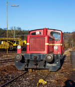Die 332 901-8 der RE (Rheinische Eisenbahn GmbH) eine Tochtergesellschaft der Eifelbahn Verkehrsgesellschaft mbH (EVG), ex RAR V 240.01 „Kamila“, ex DB 332 901-8, ex DB Köf 11 063, ist am 26 Dezember 2024 in Scheuerfeld/Sieg abgestellt.

Die Köf 11 063 wurde 1964 von Lokomotiv- und Maschinenfabrik Gmeinder & Co. in Mosbach unter der Fabriknummer 5304 gebaut und als Köf 11 063 an die Deutsche Bundesbahn geliefert, zum 01.01.1968 erfolgte die Umzeichnung in DB 332 901-8. Die Ausmusterung bei der DB erfolgte 1999, im Jahre 2003 ging sie dann an die RAR (Rent-a-Rail Eisenbahn-Service AG) in Ellwangen dort wurde sie als V 240.01 „Kamila“ bezeichnet. 2005 kam sie dann zur RE (Rheinische Eisenbahn GmbH) in Linz, diese ist eine Tochtergesellschaft der Eifelbahn Verkehrsgesellschaft mbH (EVG), dort wird sie nun wieder als 332 901-8 bezeichnet. Die Lok hat seit 2007 die NVR-Nummer 98 80 3332 901-8 D-EVG.

TECHNISCHE DATEN:
Spurweite: 1.435 mm (Normalspur)
Achsfolge: B
Länge über Puffer: 7.830 mm
Achsabstand: 2.800 mm
Dienstmasse (2/3 Vorräte): 22 t 
Dieselkraftstoff: 300 l
Motor: 8-Zylinder-MWM-Dieselmotor RHS 518 A
Leistung:  177 kW (240 PS)
Höchstgeschwindigkeit: 45 km/h 
Anfahrzugkraft: 83,4 kN
