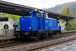
Mit Höchstgeschwindigkeit (60 km/h bei der V 60) bei leichtem Regen fährt die ESG 9 (98 80 3364 778-1 D-ESGBI) der ESG Eisenbahn Service Gesellschaft mbH (Vaihingen an der Enz), ex DB 364 778-1, ex DB 360 778-5, ex DB 260 778-6, sowie ex DB V 60 778, am 11.05.2019 bei Regen durch den Bahnhof Betzdorf/Sieg in Richtung Köln.

Die V 60 der leichten Bauart wurde 1960 von Henschel & Sohn in Kassel unter der Fabriknummer 30067 und als V 60 778 an die Deutsche Bundesbahn geliefert.