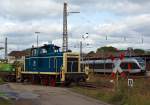 Die 261 671-2 (ex DB V60 671) der Aggerbahn (Andreas Voll e.K., Wiehl),  rangiert am 21.09.2013 mit Seitenkippwagen in Kreuztal am B� H�ttenstra�e.