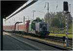 In Rostock rangiert eine dreiachsige Diesellok einen Doppelstockwagenzug.