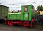 Die DEUTZ 56422 eine Deutz vom Typ A4L 514 R vom Eisenbahn- und Heimatmuseum Erkrath-Hochdahl e.V. am 26 Mai 2024 beim Lokschuppen Hochdahl.

Die Lok wurde 1956 von der Klöckner-Humboldt-Deutz AG in Köln unter der Fabriknummer 56422 gebaut und an Firma RöRo - Röhren- und Roheisen-Großhandel GmbH in Düsseldorf-Lierenfeld geliefert. Die Firma wurde mehrmals umbenannt, Eisenhandelsgesellschaft Richard Auffermann KG, Heinrich August Schulte Eisen AG, Thyssen Röhrenhandel GmbH und zuletzt in Thyssen Stückblechkontor GmbH, aber die Lok blieb jeweils dort. 	Im Jahr 2000 ging sie dann ans EHEH - Eisenbahn- und Heimatmuseum Erkrath-Hochdahl e. V..

Die Deutz A4L 514 R, für den leichten Rangierdienst vorgesehene Lokomotive, war der Nachfolger der erfolgreichen Vorkriegstype OMZ 122 R. Die Type ist eine der kleinsten nach dem Zweiten Weltkrieg von KHD gebauten Lokomotiven. Ein luftgekühlter Deutz  4-Zylinder-4Takt-Dieselmotor vom Typ A4L 514 mit 55 PS Leistung treibt über ein mechanisches Vier-Gang-Getriebe die Hinterachse an. Über Stangen wird die Kraft dann auch auf die vordere Achse übertragen. So kommen die Loks mit einem Dienstgewicht von 14 Tonnen auf die größte zulässige Geschwindigkeit von 15 Km/h. Die Lokomotive wurde in großer Stückzahl in unterschiedlichen Spurweiten gebaut und fand weltweite Verbreitung. Einfacher Aufbau und Robustheit bescherten den Lokomotiven oftmals einen sehr langen Einsatzzeitraum. Auch heute sind diese Loks zum Teil noch im Einsatz anzutreffen. Als KS 55 B fand die Konstruktion unverändert Eingang in das Typenprogramm 1959.

Für die Typenbezeichnung der Loks wurde die Motorbezeichnung herangezogen, der bei KHD A4L 514 R bedeutete A = Fahrzeugmotor (Viertakt), 4 = Zylinderzahl, L = luftgekühlt, 5 = fünfte Ausführung des Motors, 14 = Kolbenhub des Motors in cm, R = regelspurige Rangierlok.

TECHNISCHE DATEN:
Baujahre: 1950 - 1960
gebaute Stückzahl: 175
Spurweite: 1.435 mm
Achsfolge: B-dm
Länge über Puffer: 5.730 mm
Achsstand: 2.500 mm
Raddurchmesser  850 mm (neu)
Breite: 2.538 mm
Höhe über SOK: 3.017 mm
Dienstgewicht:14 t
Achslast: 7 t
Höchstgeschwindigkeit:  15 km/h
Motorbauart: luftgekühlter 4-Zylinder / 4-Takt / Reihendieselmotor
Dieselmotortyp: Deutz A4L 514
Motorhubraum: 5,3 l 
Motorleistung: 55 PS (40,5 kW)
Nenndrehzahl: 1.500 U/min
Getriebe: mechanisches Deutz Vierganggetriebe
Anfahrzugkraft:  3.460 kg / 34,6 kN
