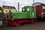 Die DEUTZ 56422 eine Deutz vom Typ A4L 514 R vom Eisenbahn- und Heimatmuseum Erkrath-Hochdahl e.V. am 26 Mai 2024 beim Lokschuppen Hochdahl.

Die Lok wurde 1956 von der Klöckner-Humboldt-Deutz AG in Köln unter der Fabriknummer 56422 gebaut und an Firma RöRo - Röhren- und Roheisen-Großhandel GmbH in Düsseldorf-Lierenfeld geliefert. Die Firma wurde mehrmals umbenannt, Eisenhandelsgesellschaft Richard Auffermann KG, Heinrich August Schulte Eisen AG, Thyssen Röhrenhandel GmbH und zuletzt in Thyssen Stückblechkontor GmbH, aber die Lok blieb jeweils dort. 	Im Jahr 2000 ging sie dann ans EHEH - Eisenbahn- und Heimatmuseum Erkrath-Hochdahl e. V..

Die Deutz A4L 514 R, für den leichten Rangierdienst vorgesehene Lokomotive, war der Nachfolger der erfolgreichen Vorkriegstype OMZ 122 R. Die Type ist eine der kleinsten nach dem Zweiten Weltkrieg von KHD gebauten Lokomotiven. Ein luftgekühlter Deutz  4-Zylinder-4Takt-Dieselmotor vom Typ A4L 514 mit 55 PS Leistung treibt über ein mechanisches Vier-Gang-Getriebe die Hinterachse an. Über Stangen wird die Kraft dann auch auf die vordere Achse übertragen. So kommen die Loks mit einem Dienstgewicht von 14 Tonnen auf die größte zulässige Geschwindigkeit von 15 Km/h. Die Lokomotive wurde in großer Stückzahl in unterschiedlichen Spurweiten gebaut und fand weltweite Verbreitung. Einfacher Aufbau und Robustheit bescherten den Lokomotiven oftmals einen sehr langen Einsatzzeitraum. Auch heute sind diese Loks zum Teil noch im Einsatz anzutreffen. Als KS 55 B fand die Konstruktion unverändert Eingang in das Typenprogramm 1959.

Für die Typenbezeichnung der Loks wurde die Motorbezeichnung herangezogen, der bei KHD A4L 514 R bedeutete A = Fahrzeugmotor (Viertakt), 4 = Zylinderzahl, L = luftgekühlt, 5 = fünfte Ausführung des Motors, 14 = Kolbenhub des Motors in cm, R = regelspurige Rangierlok.

TECHNISCHE DATEN:
Baujahre: 1950 - 1960
gebaute Stückzahl: 175
Spurweite: 1.435 mm
Achsfolge: B-dm
Länge über Puffer: 5.730 mm
Achsstand: 2.500 mm
Raddurchmesser  850 mm (neu)
Breite: 2.538 mm
Höhe über SOK: 3.017 mm
Dienstgewicht:14 t
Achslast: 7 t
Höchstgeschwindigkeit:  15 km/h
Motorbauart: luftgekühlter 4-Zylinder / 4-Takt / Reihendieselmotor
Dieselmotortyp: Deutz A4L 514
Motorhubraum: 5,3 l 
Motorleistung: 55 PS (40,5 kW)
Nenndrehzahl: 1.500 U/min
Getriebe: mechanisches Deutz Vierganggetriebe
Anfahrzugkraft:  3.460 kg / 34,6 kN
