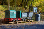Die DIEMA Feldbahnlok vom Typ DL 6, Fabriknummer 1983, Baujahr 1956, Leistung 18 KW, Gewicht 1.115 kg, von 700 auf 600 mm um gespurt, als Denkmallok am 28.10.2021 mit zwei Grubenwagen beim Wodanstolln