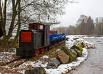 Eine 600mm DIEMA Feldbahnlok mit einem Lorenzug als Denkmal am11.12.2021 bei dem Betriebshof der Westerwaldbahn (WEBA) auf der Bindweide bei Steinebach/Sieg.