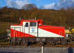 Die 3-achsige dieselhydraulische Rangierlokomotive 98 80 3 507 057-8 D-SKALK der Schaefer Kalk GmbH & Co. KG (Werk Steeden), ex HFM D7, eine Krauss-Maffei ML 700 C, am 02.01.2018 in Runkel-Steeden.

Sie wurde 1979 von Krauss-Maffei in M�nchen unter der Fabriknummer 19872. Zuerst war sie eine Krauss-Maffei Mietlok, bis sie Anfang der 1980er Jahre an die Hafenbetriebe Stadt Frankfurt (Main) als D 7 verkauft wurde. Schaefer Kalk kaufte 2017 die Lok von der HFM Managementgesellschaft f�r Hafen und Markt mbH (Frankfurt am Main).

Die Fahrzeugbaureihe Krauss-Maffei M 700C  (BR 3 507):
Das Krauss-Maffei Werk in M�nchen hat auch Anfang der sechziger Jahre im letzten Jahrhundert die f�r den mittelschweren und schweren Rangierdienst auf Industrie und Nebenbahnen eingesetzten stangenangetriebenen Fahrzeugen auf sogenannte Gelenkwellenmaschinen umgestellt. Aus der Bezeichnung M 700 C ist erkenntlich, dass es sich um eine Motorlok mit Gelenkwellenantrieb, 700 PS Leistung und drei angetriebenen Achsen (C-gekuppelte) handelt.

Die Lokomotive wird durch einen Dieselmotor (MTU oder CAT) angetrieben der seine Leistung �ber ein hydrodynamisches Getriebe L4r4V2 auf die Achsen �bertr�gt. Das hydrodynamische Getriebe der Firma Voith, Heidenheim ist ein Fl�ssigkeitsgetriebe welches in der
Schienenfahrzeugtechnik h�ufig anzufinden ist. Sie wurde als Standardbaureihe konstruiert und kam Anfang der 1960er Jahre zur Serienfertigung. Das Stufengetriebe erm�glicht zudem einen Geschwindigkeitswechsel. Alle Getriebe sind heute in vielen Lokomotiven, auch j�ngeren Lokomotiven im Einsatz.

Die Kraft�bertragung erfolgt �ber eine hochelastische Anflanschkupplung. �ber eine Gelenkwelle wird die Kraft  auf das hydrodynamische Getriebe L4r4sV2 eingeleitet und an die durch Gelenkwellen angetriebenen Achsen weitergeleitet. Die maximale Geschwindigkeit betr�gt 38 km/h. Alle vorgenannten Komponenten sind in einem, f�r drei Achsen ausgef�hrten starren Rahmen eingebunden. Der geringe Achsstand erm�glicht es einen Kurvenradius von nur 60 m sicher zu befahren. Die Achsen sind starr untereinander verbunden und mit Henschel Achsgetriebe Typ ATV 20 S ausger�stet. Das Fahrzeug wird im Einsatz �ber eine Scheibenbremse die von sechs Bremszylindern direkt auf je eine Radscheibe wirken abgebremst. Eine Federspeicherbremse verhindert das Wegrollen des Fahrzeuges im Stand. 

TECHNISCHE DATEN:
Hersteller: Krauss-Maffei, M�nchen
Spurweite: 1435 mm
Achsfolge: C
Dienstgewicht: 60 t
L�nge �ber Puffer: 9.600 mm
Radstand: 3.900 mm
Breite: 3.000 mm
H�he �ber SO: 4.090 mm
Triebraddurchmesser: 1.000 mm (neu)
H�chstgeschwindigkeit: 38 km/h
Motor: Dieselmotor (Typ unbekannt)
Motorleistung: ca. 700 PS (515 kW)
Getriebe: Hydraulisches Getriebe vom Typ Voith L4r4V2
Achsgetriebe: Henschel Typ ATV 20S
Anfahrzugkraft: 17,5 t
Kleinster Kurvenradius: 60 m
Bremsenbauart: KE-PmZ
Bremsgewicht: 60 t
Kraftstoffvorrat: 1.300 l