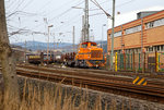 
Lok 5  Helga  der DEW Deutschen Edelstahlwerke (gehört zur Schmolz + Bickenbach AG) rangiert mit einigen Wagen am 02.04.2016 auf den Anschlußgleis in Siegen-Geisweid.

Die Lok ist eine Mak G 500 C und wurde 1975 unter der Fabriknummer 500074 (die letzte dieser Serie) gebaut und als Lok 72 an Krupp Stahl AG, Werk Duisburg-Rheinhausen geliefert. Ein Umbau auf Funksteuerung erfolgte 1979. Durch die anstehende Schließung des Standortes Rheinhausen kam die Lok am 06.11.1987 hier zum damals zur Krupp Stahl AG gehörende Werk Siegen-Geisweid, zuvor Edelstahlwerke Südwestfalen AG.