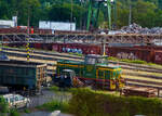 Die DE 730 der Dortmunder Eisenbahn GmbH (98 80 0262 002-5 D-DE), ex Krupp Stahl AG (Werk Bochum) KS-WB 631, eine MaK G 761 C, am 31.05.2022 bei Dortmund. Aufnahme aus dem Zug heraus.

Die dreiachsige Lok wurde 1978 von der Maschinenbau Kiel GmbH (MaK) unter der Fabriknummer 700023 gebaut und an die Krupp Stahl AG geliefert, 1994 �bernahm die DE den Bahnbetrieb im KS Werk Bochum und die Lok ging an die Dortmunder Eisenbahn GmbH, wo sie nun als 730 gef�hrt wird. Zum 01.01.2007 erhielt sie die NVR-Nummer 98 80 0262 002-5 D-DE.

Die Lokomotive MaK G 761 C ist eine dieselhydraulische Lokomotive, die von der Maschinenbau Kiel (MaK) gebaut wurde. Sie war zusammen mit der leistungsst�rkeren G 762 C die erste Bauart des 3. Typenprogramms der MaK, das ab 1977 angeboten wurde. Gemeinsam war diesem Programm, dass nicht mehr auch im Schiffbau verwendete langsam laufenden Motoren aus eigener Produktion, sondern schnelllaufende Fremdmotoren eingebaut wurden, bei diesem Modell von MTU. Auch waren die F�hrerh�user aus Sicherheitsgr�nden nicht mehr direkt vom Boden, sondern nur �ber den Umlauf erreichbar. Die MaK G 761 C hat drei im Rahmen sitzende Achsen, die �ber Gelenkwellen angetrieben werden. Sie ist mit zwei verschiedenen Motoren mit 470 kW bzw. sp�tere 500 kW angeboten worden. Sie erreicht eine maximale Geschwindigkeit von bis zu 55 km/h. Ihre Dienstgewicht betr�gt bis zu 66 t, der Tankinhalt 1.500 l. 

Zwischen 1977 und 1982 wurden 18 Lokomotiven, davon f�nf (wie diese hier) mit dem leistungsschw�cheren Motor, gebaut. Die Lokomotiven wurden �berwiegend an Werk- und Hafenbahnen, vor allem in die Montanindustrie, geliefert. Allein sieben Loks gingen an die Krupp Stahl AG. Je zwei Loks kauften die Shell AG und die Neusser Eisenbahn. Alle 18 gebauten Lokomotiven befinden sich noch im Einsatz. Im Deutschen Fahrzeugeinstellungsregister wurde f�r diese Bauart die Baureihennummer 98 80 0262.0 vergeben.

TECHNISCHE DATEN:
Spurweite:  1.435 mm (Normalspur)
Achsfolge:  C
L�nge �ber Puffer:  9.870 mm
Achsstand: 3.800 mm
gr��te Breite:  3.100 mm
gr��te H�he �ber Schienenoberkante:  4.220 mm
Treibraddurchmesser:  1.000 mm (neu)
kleinster befahrbarer Gleisbogen: 40 m
Dienstgewicht:  54 - 66 t
Kraftstoffvorrat:  1500 l
Motor:  Sechszylinder-MTU-Dieselmotor, Typ  MTU 6V 331 TC11 (sp�tere Vers.TC12)
Leistung: 470 kW  (sp�tere Vers. 500 kW)
Nenndrehzahl: 1.050 U/min
Getriebe: Voith L4r4zU2
Leistungs�bertragung: hydraulisch
H�chstgeschwindigkeit:  30 - 55 km/h
