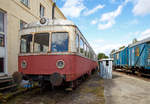 
Der Esslinger-Triebwagen-Beiwagen VB 65 (95 80 0303 021-9 D-EBN) von Eisenbahnbedarf Bad Nauheim Mathias Bootz am 02.10.2016 beim Tag der offenen Tür der BLE Butzbach-Licher Eisenbahnfreunde e. V. in Butzbach.

Gebaut wurde der Esslinger jedoch als VT (Dieseltriebwagen) 1953 unter Fabriknummer 23606 von Maschinenfabrik Esslingen (ME) in Esslingen am Neckar für die Butzbach-Licher Eisenbahn (BLE) als VT 1, bereits 1954 wurde er umgezeichnet in VT 65 und fuhr so bis 1975 dort.
Weiterer Lebenslauf:
1975 Teutoburger Wald-Eisenbahn (TWE) als VT 65
1980 Südwestdeutsche Eisenbahnen (SWEG)  als VT 65, 1983 umbau zum Beiwagen VB 237
1994 Albtal-Verkehrs-Gesellschaft (AVG)  als VB 476                                                                           1997 Deutscher Eisenbahn-Verein (DEV)  als VB 476, 1994 als TA 5
2001  Eisenbahnbedarf Bad Orb (EBO) als TA 5
2004  Eisenbahnbedarf Bad Nauheim (EBN)  als VB 65 nun wieder in Butzbach, 2009 vergabe der NVR-Nummer 95 80 0303 021-9 D-EBN.

Der Esslinger Triebwagen, kurz „Esslinger“, wurde Anfang der 1950er Jahre von der Maschinenfabrik Esslingen für Klein- und Privatbahnen entwickelt. In zwei Bauserien entstanden insgesamt 31 Triebwagen (VT), hinzu kamen acht Beiwagen (VB) und elf Steuerwagen (VS).

Die erste Serie wurde von 1951 bis 1957 gebaut. Diese Fahrzeuge hatten die Fensterteilung 3–5–3, bis 1954 drei Stirnfenster und wirkten insgesamt etwas runder. Die zweite Serie wurde ab 1958 gefertigt. Deren Fahrzeuge waren 1,5 Meter länger, die Fensterteilung war 4–4–4. Neben den zwei Stirnfenstern hatten sie auch je ein Fenster in der Ecke und eine tiefere Schürze.

Die Fahrzeuge wiesen herkömmliche Zug- und Stoßeinrichtungen (Kupplungen und Puffer) auf, gegebenenfalls konnten die Triebwagen wie Schlepptriebwagen auch Güterwagen mitführen. Die Wagenkästen waren aus Profilen und Blechen geschweißt.

Zwischen den Abteilen waren jeweils zwei Doppeltüren angebracht, wobei der Anschlag meist mittig des Einstieges war, nicht an den Außenseiten. Die Führerräume waren durch eine Zwischenwand von den Abteilen abgetrennt, die im oberen Teil verglast war. Einige Triebwagen hatten eine Toilette. In der Regel waren die Fenster als Senkfenster mit Metallrahmen ausgeführt. Die Sitzteilung war 2+2 in der ersten und 3+2 in der 2. Klasse.

Die meisten Fahrzeuge waren zweimotorig, die jeweils innere Achse des Drehgestells wurde über Flüssigkeitskupplung, Getriebe und Wendegetriebe angetrieben.

TECHNISCHE DATEN als VT:
Spurweite: 1.435 mm
Achsfolge:  (1A)´(A1)´  
Länge über Puffer:   23.530 mm
Drehzapfenabstand: 15.800 mm
Achsabstand im Drehgestell: 2.500 mm
Breite:  2.930 mm
Höhe :  3.900 mm
Eigengewicht:  31.200 kg    
Motor :  zwei luftgekühlte 8-Zylinder 4-Takt KHD-Diesel-Motor A8L 614
Leistung:  2 x 107 kW (2 x 145 PS)
Schaltgetriebe: ZF 6M50, 6-Gang
Höchstgeschwindigkeit:  90 km/h
Bremse: Klotzbremse, auf alle Räder wirkend
Druckluftbremse: W-P (Westinghouse)  
Sitzplätze: 102   
          
TECHNISCHE DATEN als VB nach umbau:
Achsfolge:  (1A)´(A1)´  
Eigengewicht:  26.700 kg 
Höchstgeschwindigkeit:  85 km/h 
Bremse: KE-P (Knorr-Einheitsbauart) 
Sitzplätze:  105
