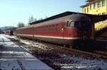 612 in Salzgitter-Lebenstedt im Februar 1983. Der zweite 612 im Hintergrund wird sich an den vorderen 612 setzen und ankuppeln, um dann nach Braunschweig zu fahren, im Februar 1983.