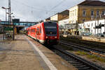 Der Dieseltriebwagen mit Neigetechnik 612 481 / 612 981, ein Bombardier  RegioSwinger  der DB Regio Bayern, verl�sst am 24.11.2022, als RE 40 nach N�rnberg Hbf, den Hauptbahnhof Regensburg.