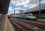 Der tschechische Pendolino 681 007-1 / 681 007-0 der ČD (Česk� dr�hy) erreicht am 19.04.2023 als SC 512 (SuperCity) vom Bahnhof Cheb (Eger).