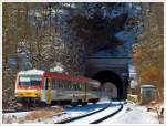 Der Dieseltriebzug  628 677-7 / 928 677-4 Daadetalbahn der Westerwaldbahn (WEBA) als RB 97 Betzdorf - Daaden hat gerade den 131 m langen Alsdorfer Tunnel velassen und fährt Richtung Daaden, hier