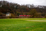 Zwei gekuppelte LINT 27 (BR 640) der Lahn-Eifel-Bahn (zu DB Regio AG Region Mitte) fahren am 13 Januar 2018, als RE 25  Lahntal-Express  (Koblenz - Limburg/Lahn - Wetzlar - Gie�en), entlang der Lahn