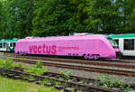 Ein beschmierter LINT 27 der Vectus Verkehrsgesellschaft mbH, eigentlich schon gerade in der neue „damals zukünftigen“ Farbgebung der HLB am 18 Mai 2014 abgestellt beim Bahnhof