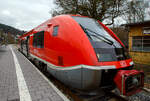 Der VT 641 029 „Neuenmarkt-Wirsberg“ (95 80 0641 029-3 D-DB), ein Alstom Coradia A TER Dieseltriebwagen besser bekannt als „Wal“ der DB Regio, als RE 38 (Main-Saale-Express) nach Bayreuth, am 26.03.2016 beim Halt im Bahnhof Trebgast.

Der Triebwagen wurde 2001 von ALSTOM Transport Deutschland GmbH (vormals LHB) in Salzgitter-Watenstedt unter der Fabriknummer 29 gebaut.
