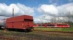 642 und Seitenentladewagen Typ Fads im Sächsischen Eisenbahnmuseum Chemnitz am 19.04.2017.